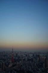 Fototapeta premium 夕暮れの臨海都市