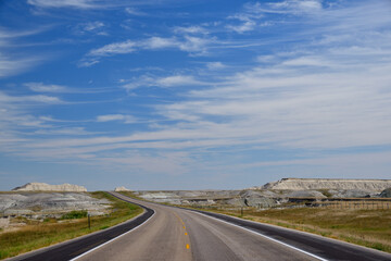 Road in Badlands National Park, Rapid City, South Dakota, USA / バッドランズ国立公園の道路　米国　サウスダコタ州　ラピッドシティ