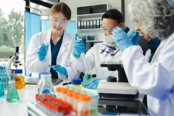 Fototapeta premium Scientist mixing chemical liquids in the chemistry lab. Researcher working in the chemical laboratory.