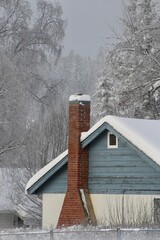 Maison sous la neige et le froid