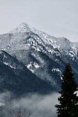 Montagne myst&eacute;rieuse sous la neige au Canada