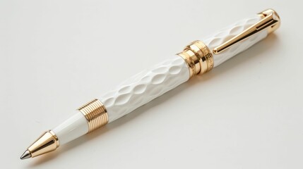 Naklejka premium A luxurious white and gold pen with an elegant design, perfect for stylish writing and professional settings.