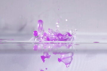 farbe tropfen wasser lila