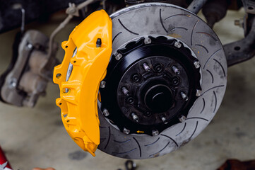 Big yellow brake calipers.Upgrading the brake calipers to bigger ones makes the performance even better.The large brake caliper has 6 large pistons that distribute braking force evenly.