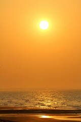 Coucher de soleil jaune sur la plage