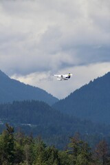 Petit avion dans un ciel avec nuages