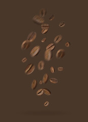 Obraz premium Aromatic roasted coffee beans falling on brown background