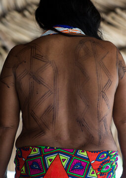Panama, Darien Province, Puerta Lara, Wounaan Tribe Woman Showing Her Jagua Tattoo In Her Back