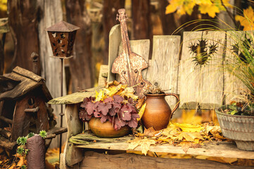 Gartenbank mit Laub und Deko.