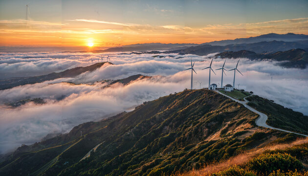 Lever de soleil sur parc &eacute;olien dans les nuages
