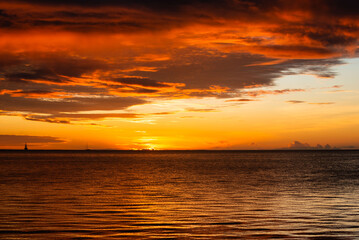 Obraz premium Couché de soleil à Tahiti