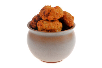 Cookies au chorizo faits maison dans un ramequin en gros plan sur fond blanc