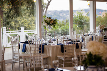 Minimalist wedding table decor with white flowers and navy blue accents