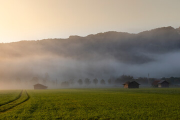 Nebellandschaft mit Bergpanorama 