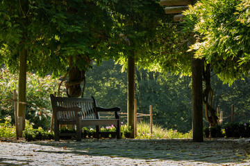 Schattige Gartenlaube mit Sitzbank