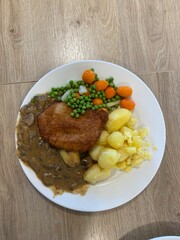 imbiss, mittag, schnitzel, kartoffeln, mischgemüse, , essen, fleisch, abendessen, mahl, teller, essgeschirr, feigling, steak, köstlich, sauce, rind, salat, lunch, gegrillt, feinschmecker, kochen, gebr