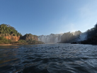 cataratas do iguaçu vistas a partir de passeio de barco pelo rio iguaçu