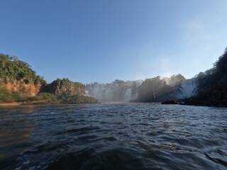 cataratas do iguaçu vistas a partir de passeio de barco pelo rio iguaçu