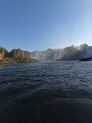 cataratas do iguaçu vistas a partir de passeio de barco pelo rio iguaçu