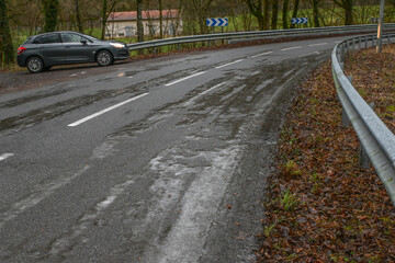 Une route de campagne gelée  en hiver est recouverte de glace et de neige donc très dangereuse...