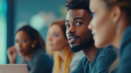 Obraz premium A diverse group of coworkers seated in a conference room, actively engaging in dialogue during a presentation