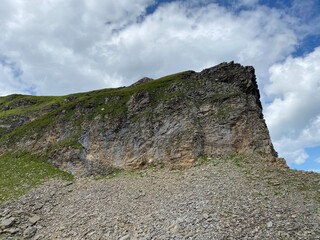 Fototapeta premium Rocky alpine peaks above Lake Melchsee or Melch Lake in the Uri Alps mountain massif, Kerns - Canton of Obwald, Switzerland (Kanton Obwalden, Schweiz)