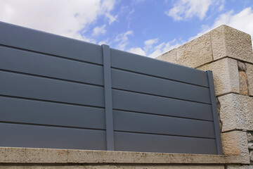 Brise vue aluminium sur muret, panneau de clôture