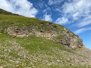 Rocky alpine peaks above Lake Melchsee or Melch Lake in the Uri Alps mountain massif, Kerns - Canton of Obwald, Switzerland (Kanton Obwalden, Schweiz)