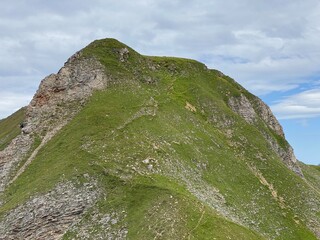 Rocky alpine peaks above Lake Melchsee or Melch Lake in the Uri Alps mountain massif, Kerns - Canton of Obwald, Switzerland (Kanton Obwalden, Schweiz)