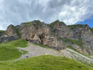 Rocky alpine peaks above Lake Melchsee or Melch Lake in the Uri Alps mountain massif, Kerns - Canton of Obwald, Switzerland (Kanton Obwalden, Schweiz)