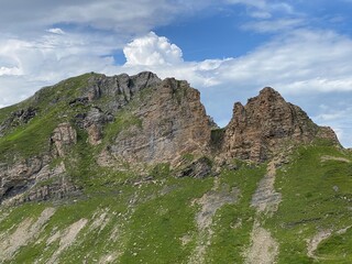 Rocky alpine peaks above Lake Melchsee or Melch Lake in the Uri Alps mountain massif, Kerns - Canton of Obwald, Switzerland (Kanton Obwalden, Schweiz)