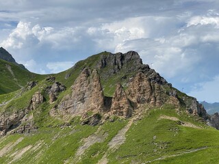 Rocky alpine peaks above Lake Melchsee or Melch Lake in the Uri Alps mountain massif, Kerns - Canton of Obwald, Switzerland (Kanton Obwalden, Schweiz)