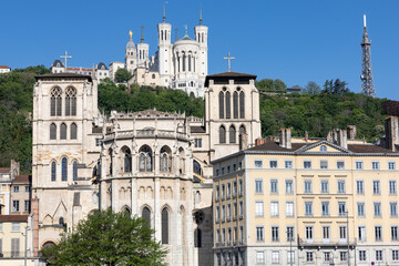 Fototapeta premium bord de Saône à Lyon avec colline et basilique de Fourvière, cathédrale Saint Jean et quartier du Vieux Lyon