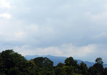 Obraz premium the sky before the heavy rain poured down on the surface of the earth, the blue color slowly clotted to black