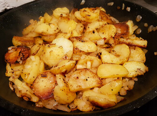 frische Bratkartoffeln mit Zwiebeln uns Speck