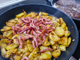 frische Bratkartoffeln mit Zwiebeln uns Speck