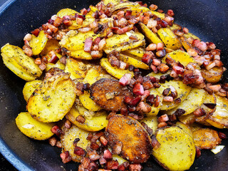 frische Bratkartoffeln mit Zwiebeln uns Speck