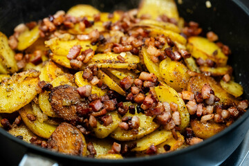 frische Bratkartoffeln mit Zwiebeln uns Speck
