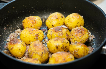 frische Bratkartoffeln mit Zwiebeln uns Speck