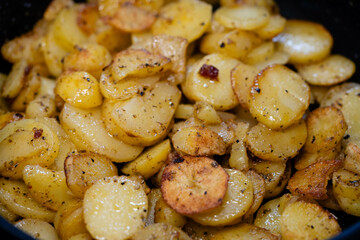 frische Bratkartoffeln mit Zwiebeln uns Speck