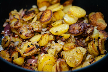 frische Bratkartoffeln mit Zwiebeln uns Speck