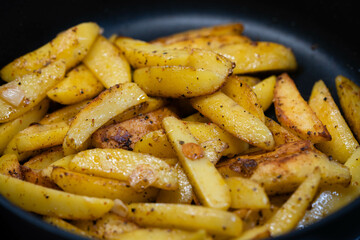 frische Bratkartoffeln mit Zwiebeln uns Speck