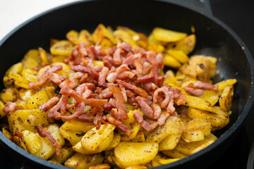 frische Bratkartoffeln mit Zwiebeln uns Speck