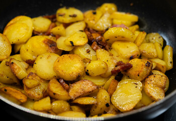 frische Bratkartoffeln mit Zwiebeln uns Speck