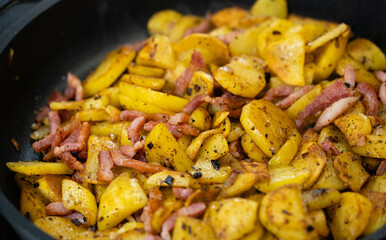 frische Bratkartoffeln mit Zwiebeln uns Speck