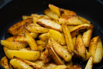 frische Bratkartoffeln mit Zwiebeln uns Speck