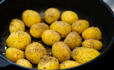frische Bratkartoffeln mit Zwiebeln uns Speck