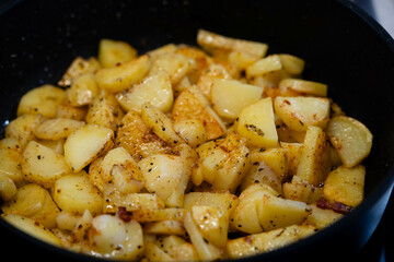 frische Bratkartoffeln mit Zwiebeln uns Speck