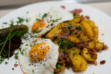 frische Bratkartoffeln mit Zwiebeln uns Speck