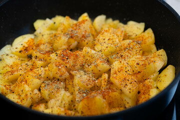 frische Bratkartoffeln mit Zwiebeln uns Speck